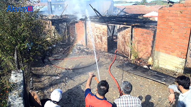 Kastamonu’da yangında 2 ev ve 1 ambar küle döndü