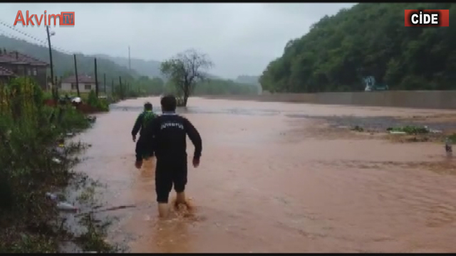 Cide’de sel nedeniyle çok sayıda bina çöktü