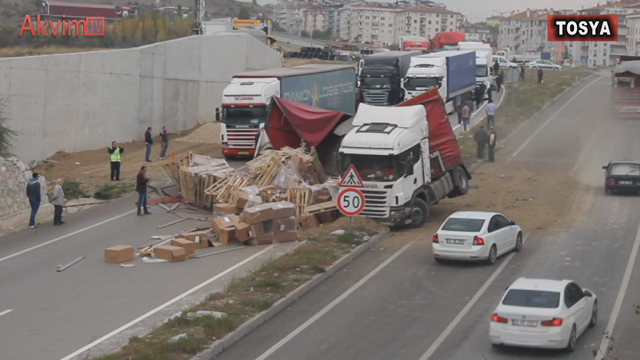 Kombi Yüklü Tır Devrildi