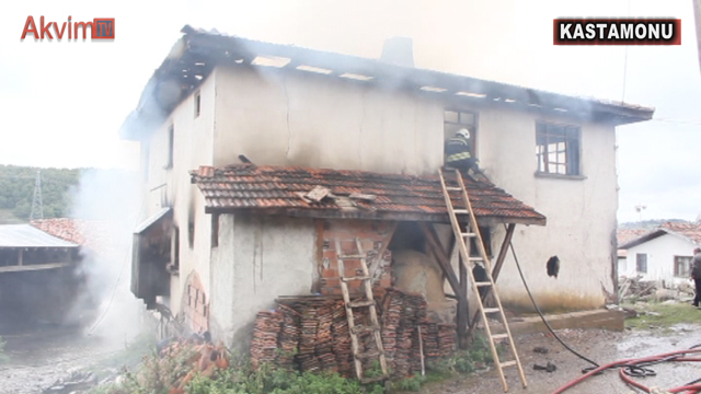 Kastamonu’da bir aile, kış öncesinde yangında evlerini kaybetti