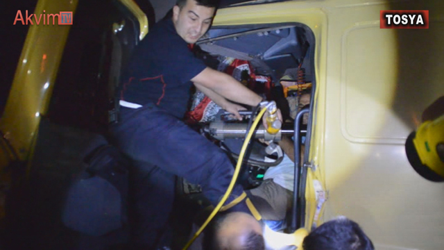 Kamyon Tıra Çarptı ve 1 Kişi Araç İçinde