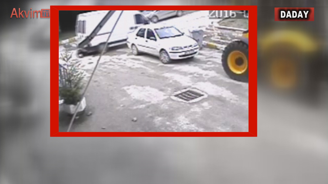 Minibüs Yaşlı Adamı Metrelerce Sürükledi. O Anlar Güvenlik Kameraları Tarafından Saniye Saniye Kaydedildi
