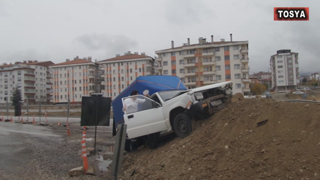 Kontrolden Çıkan Kamyonet Yol Kenarında Bulunan…