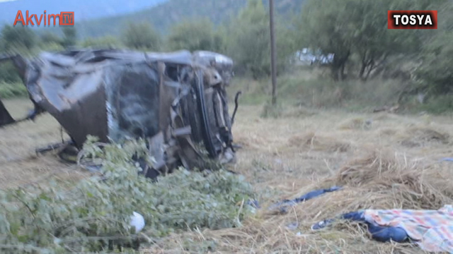 Kayganlaşan Yolda Kontrolden Çıkan Otomobil Önce Taklalar Atarak Tarlaya Uçtu 3 Ölü 3 Yaralı