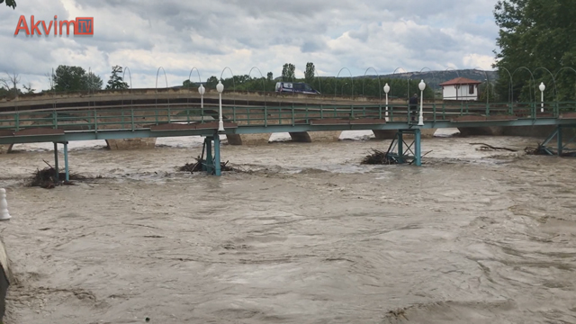 Etkili Olan Yağmur Suları Taşköprü’de Sele Neden Oldu
