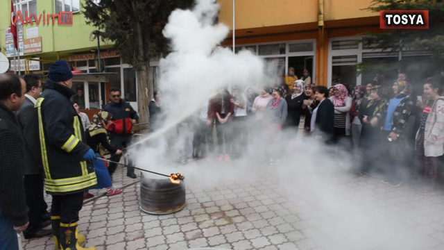 Yangın Tüpünü Arkadaşlarının Üzerine Tutunca