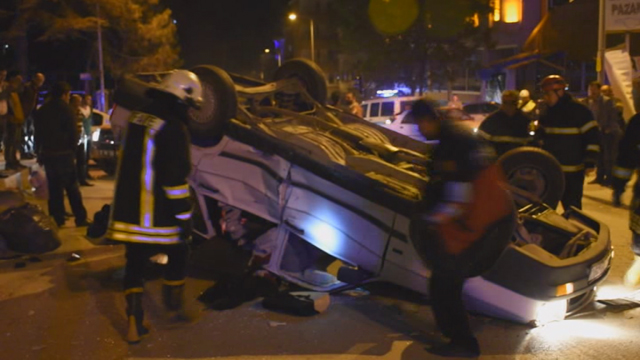 Kastamonu Caddesi Trafiğe Kapandı! İki Otomobil Gece Yarısı Çarpıştı Takla Atan Otomobil Hurdaya Döndü: 2 Yaralı