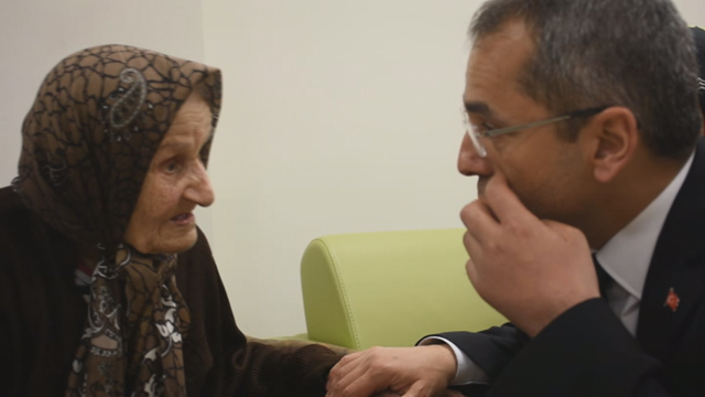 90 Yaşında Kimsesizliğe Terk Edilen Yaşlı Kadını Kaymakam Huzurevinde Ziyaret Etti