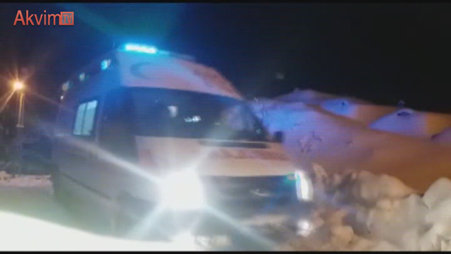 AFAD ve UMKE ekipleri, karda mahsur kalan hastaları kurtardı