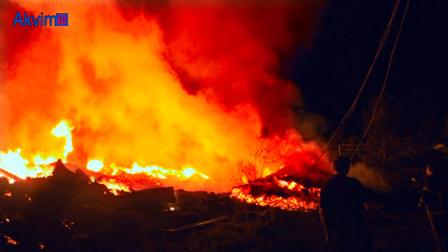 Tosya’da çıkan yangında 8 ev tamamen yandı.