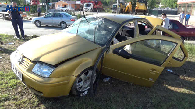 Kastamonu’da iki otomobil çarpıştı: 1 Ölü, 10 Yaralı.